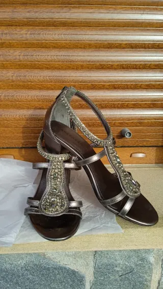 Sandalias fiesta talla 41. Doradas/plata vieja