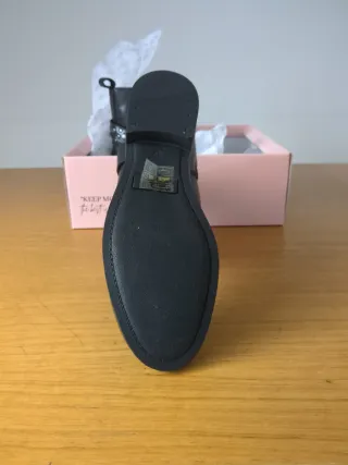 Botas de piel negras nuevas