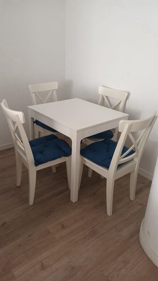 Mesa extensible Ikea blanca con 2 sillas Ingol neg