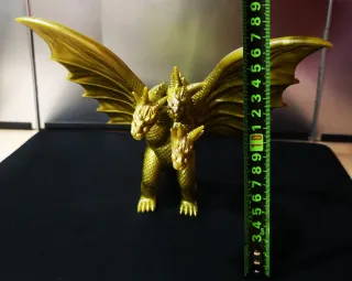 Drago d'oro a tre teste Bandai