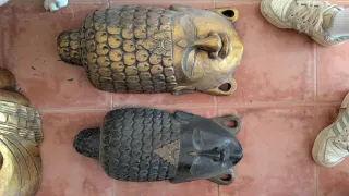 Figuras de madera tallada estilo budista