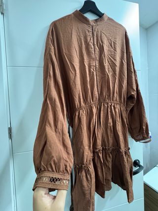 Vestido romano marrón con cinturón