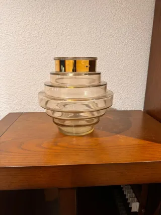 Jarrón de cristal con detalles dorados