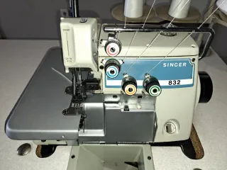 Overlock Singer 832 con mesa, para revisar motor