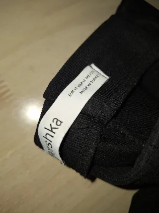 Pantalón negro acampanado