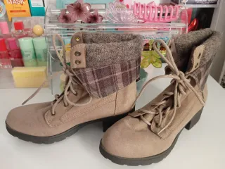 Botines beige con detalle de cuadros