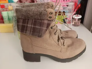 Botines beige con detalle de cuadros
