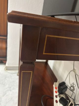 Mesa auxiliar de madera con detalles