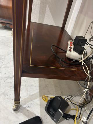 Mesa auxiliar de madera con detalles