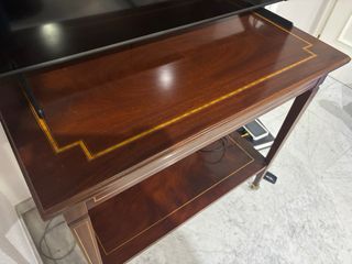 Mesa auxiliar de madera con detalles