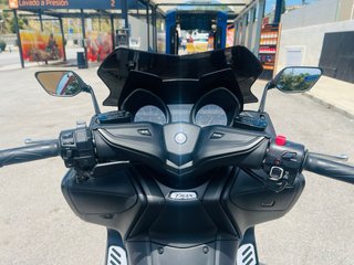 Yamaha TMAX 560 Maxi Scooter Negra