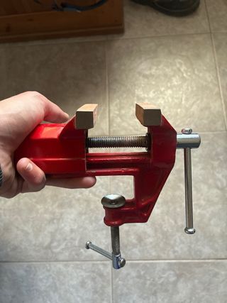 Tornillo de banco rojo