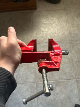 Tornillo de banco rojo