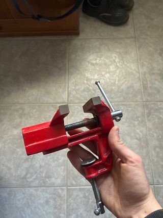 Tornillo de banco rojo