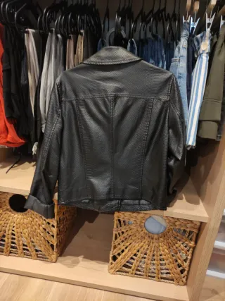 Chaqueta negra efecto piel