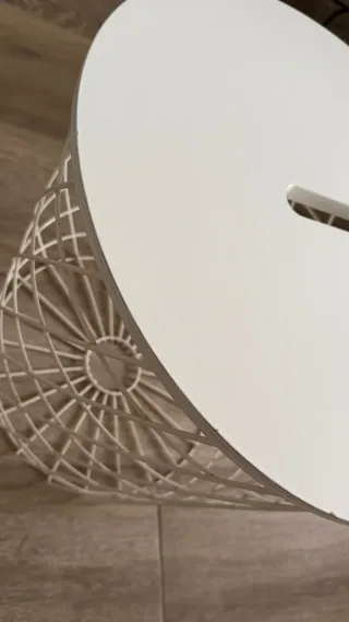 Mesa auxiliar de metal blanca