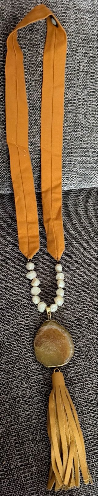 Collar mujer con colgante y borla