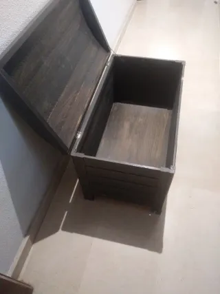 Baúl de madera marrón