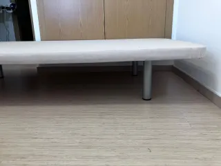 Somier tapizado beige con patas