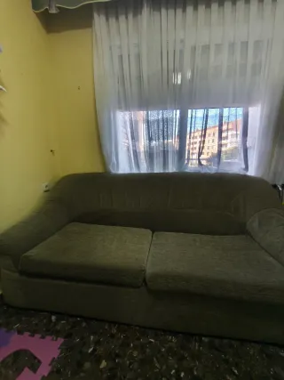 Sofá de tela verde