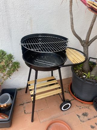 Barbacoa de carbón negra con ruedas