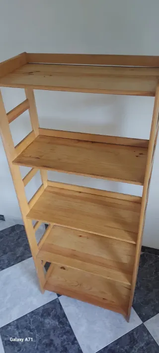 Estantería grande de madera maciza