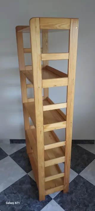Estantería grande de madera maciza