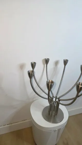 Candelabro de metal plateado
