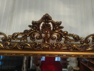 Espelho Dourado com Moldura Ornamentada