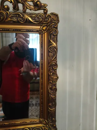 Espelho Dourado com Moldura Ornamentada
