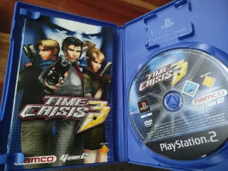 Pistola y 4 juegos PS2