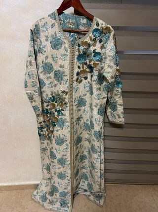 Caftan en buen estado sin estrenar