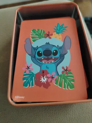 Caja metálica naranja con Stitch