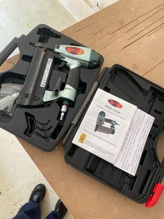 Pistola Clavos Neumática Unicair Nova con maletín