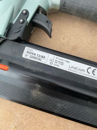 Pistola Clavos Neumática Unicair Nova con maletín
