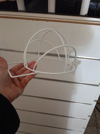 Expositor de gorras blanco