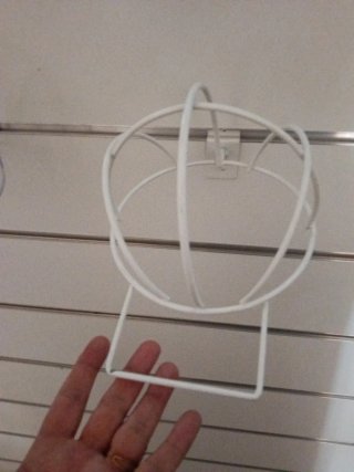 Expositor de gorras blanco