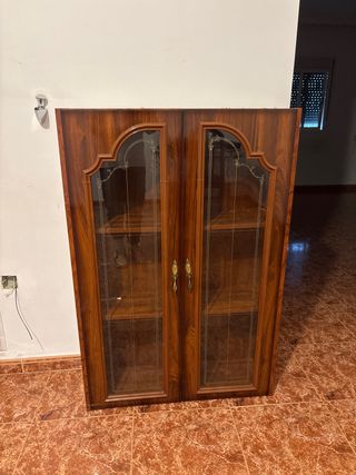 Vitrina de madera con puertas de cristal