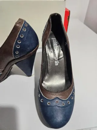 Zapatos de tacón de piel azul y marrón