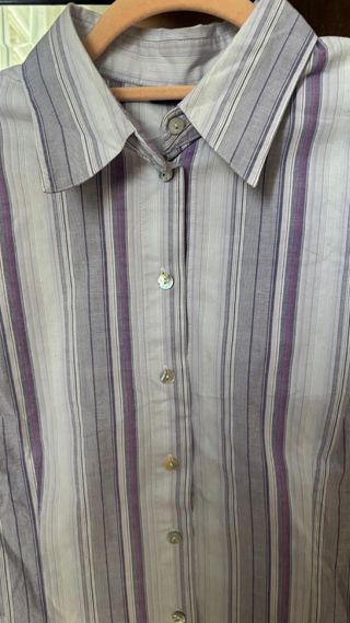 Camisa de rayas moradas y blancas