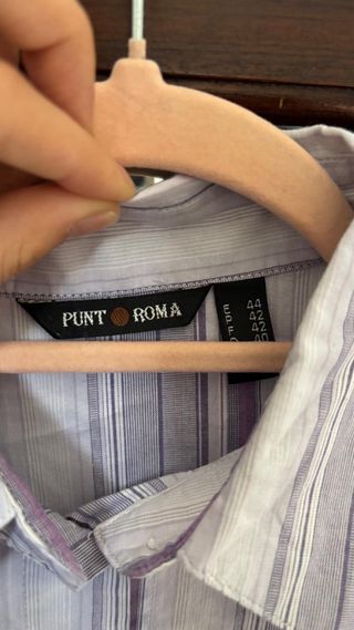 Camisa de rayas moradas y blancas