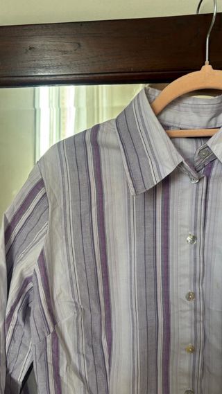 Camisa de rayas moradas y blancas
