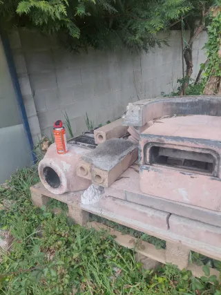 Horno de leña de terracota y piedra