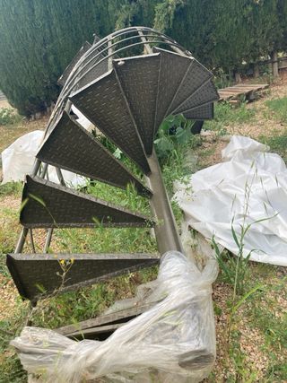 Escalera caracol metálica