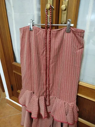 Falda flamenca con volantes y abalorios