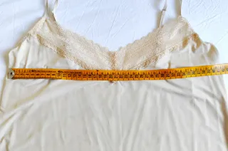 Camisón lencero beige con encaje