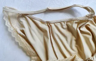 Camisón lencero beige con encaje