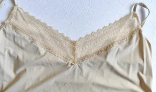 Camisón lencero beige con encaje
