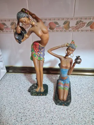 Figuras Negras Mujer con Jarra