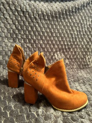 Botines Naranja con Tachuelas